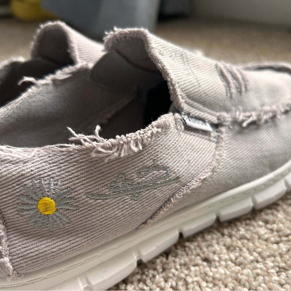 Casual Gray Loafers with Daisy Embroidery
